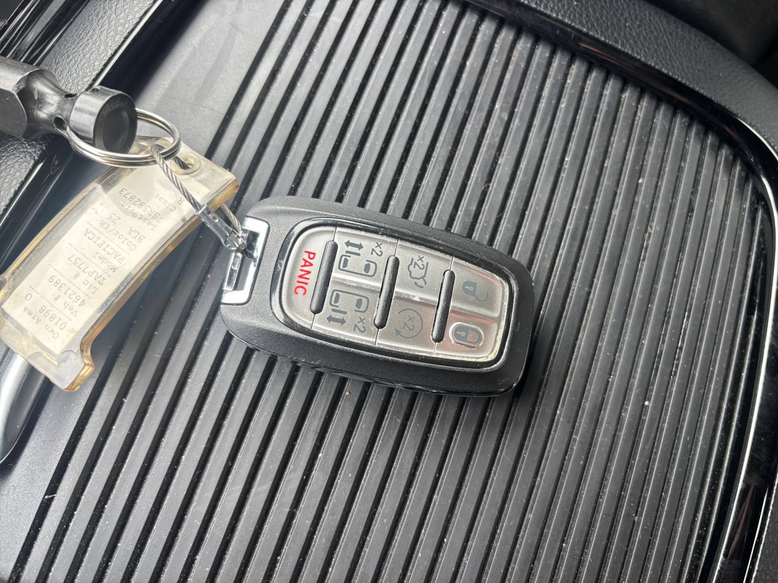 Used 2025 Chrysler Pacifica Limited FWD image 27