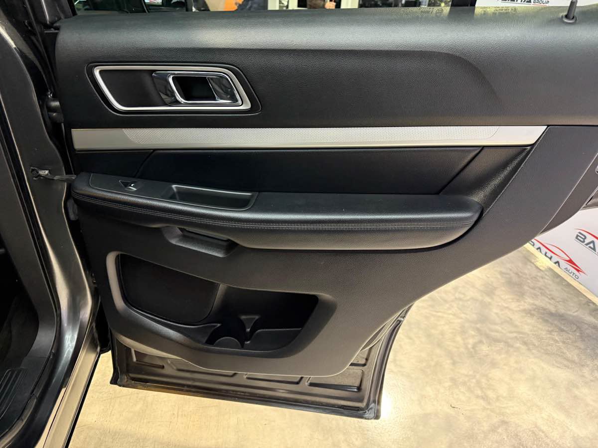 Used 2017 Ford Explorer XLT AWD/4WD image 39