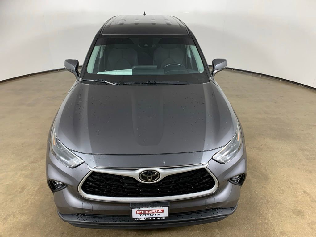 Used 2022 Toyota Highlander LE AWD/4WD image 4