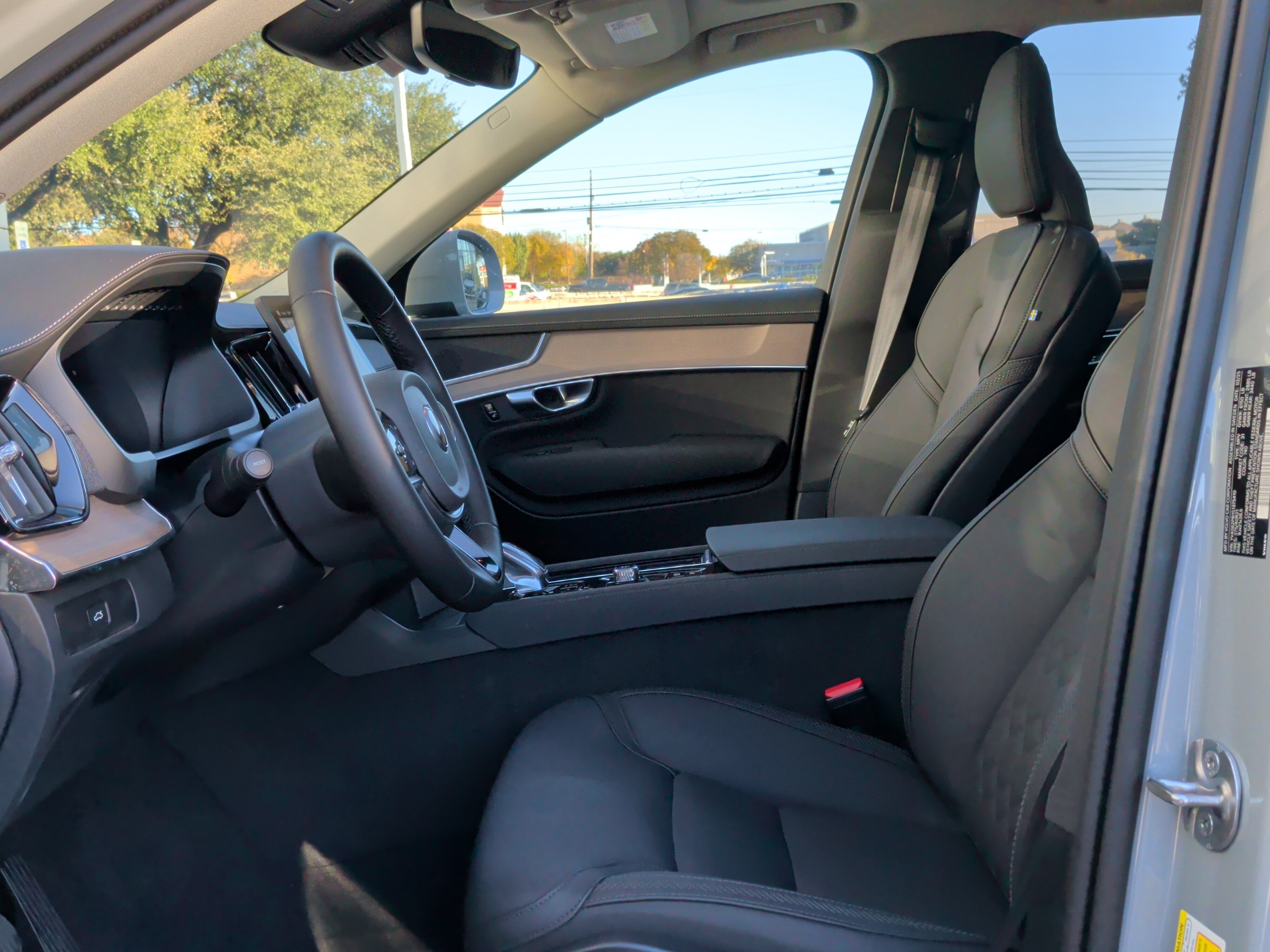 Used 2025 Volvo XC90 B6 Plus image 16