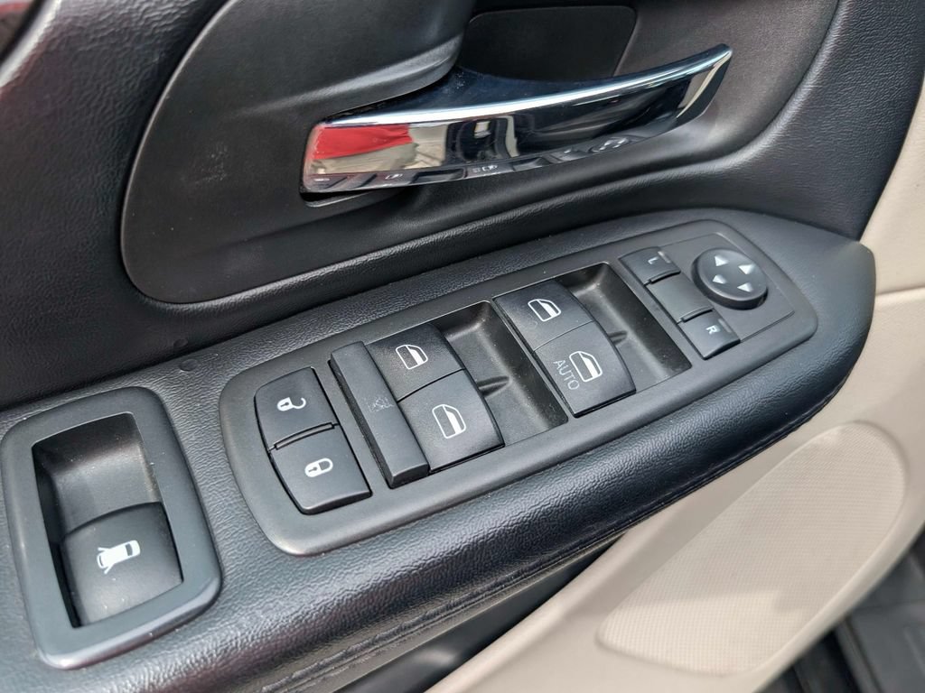 Used 2019 Dodge Grand Caravan SE w/ UConnect Hands-Free Group FWD image 14