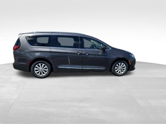 Used 2018 Chrysler Pacifica Touring-L FWD image 8
