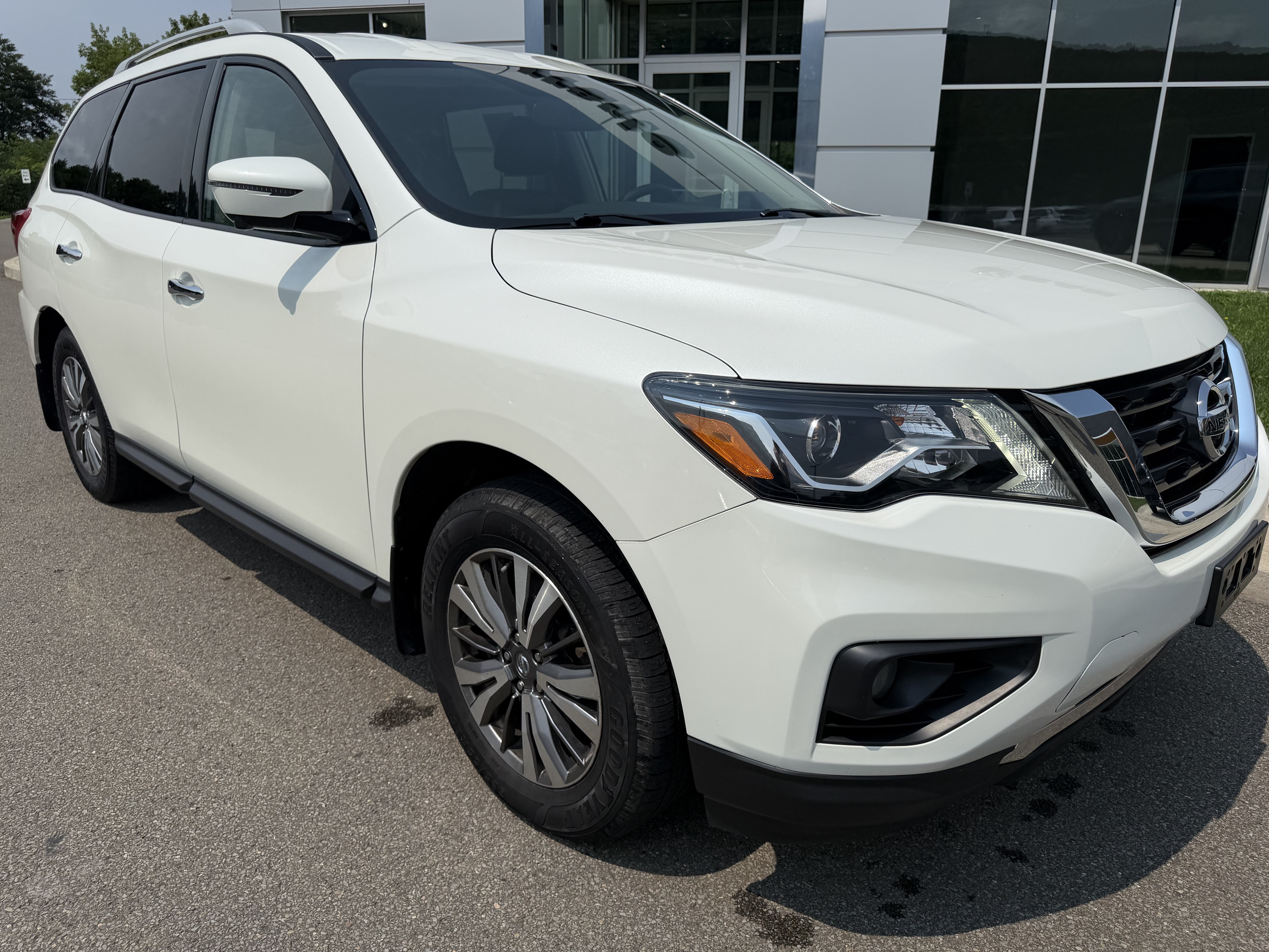 Used 2019 Nissan Pathfinder SL w/ Cargo Package AWD/4WD image 4