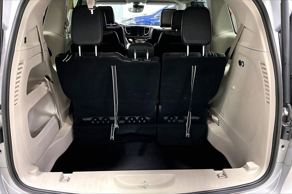 Used 2024 Chrysler Pacifica Touring-L image 7