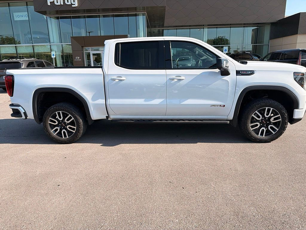 Used 2023 GMC Sierra 1500 AT4 w/ Technology Package AWD/4WD image 4
