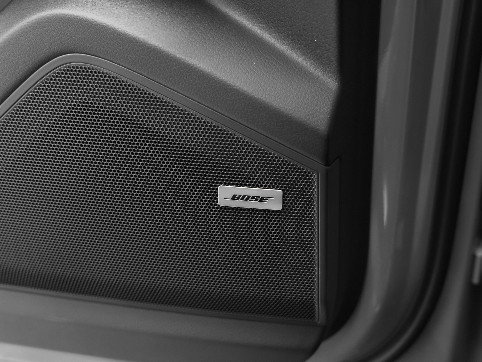 Used 2025 Porsche Cayenne image 36