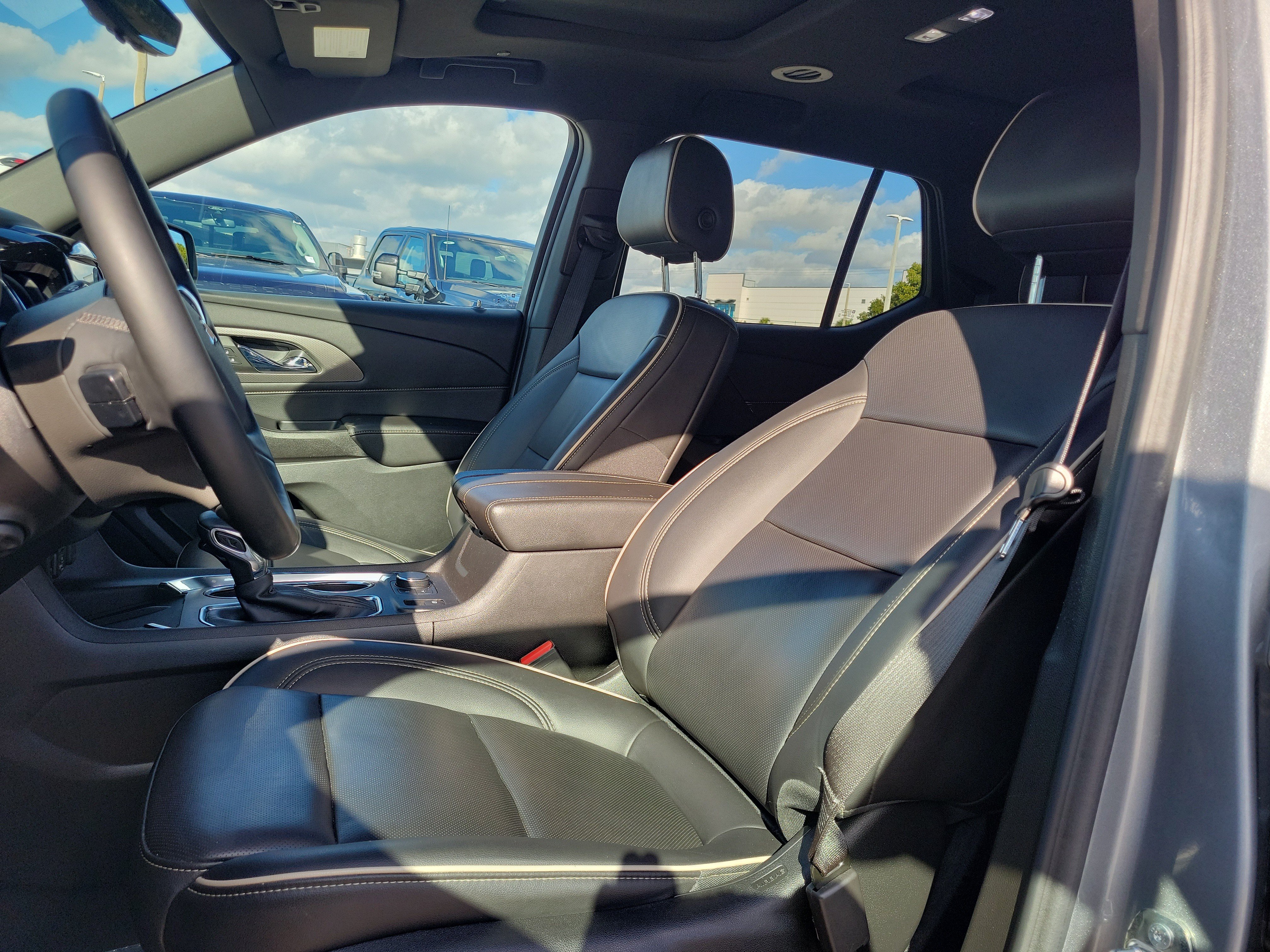 Used 2023 Chevrolet Traverse Premier FWD image 12