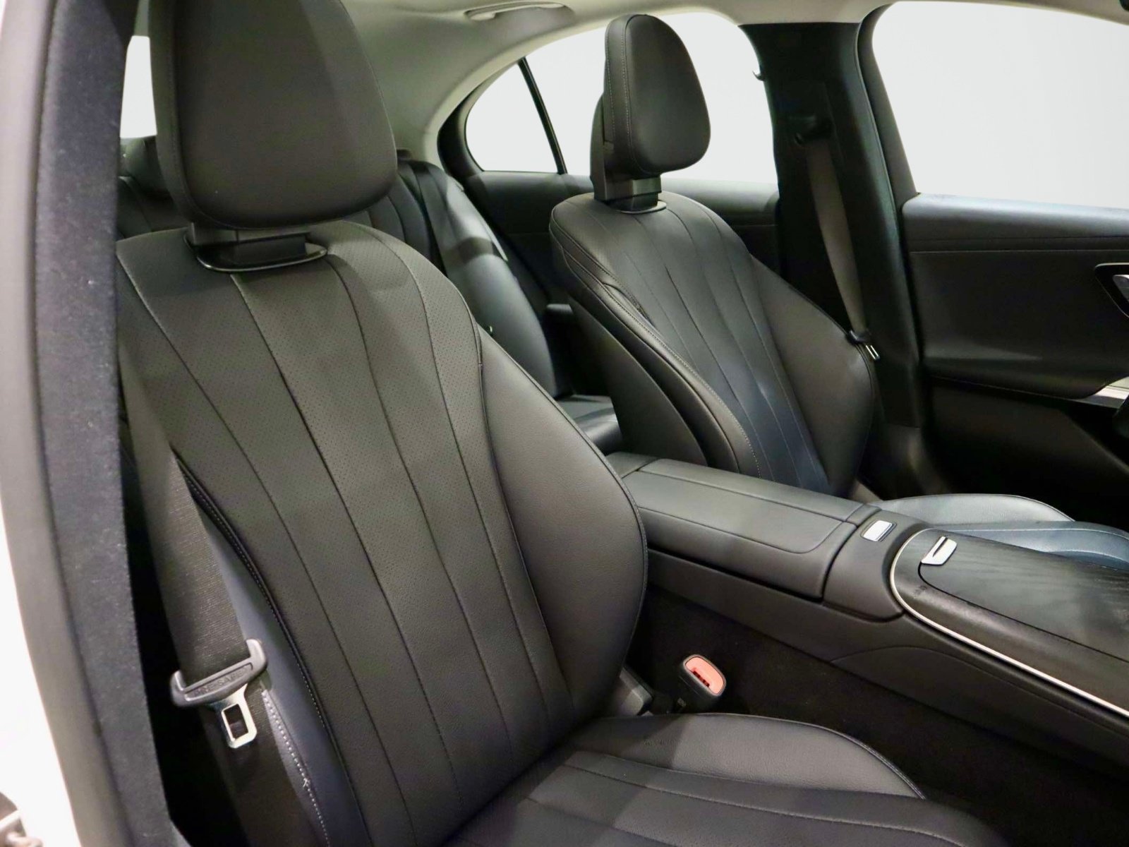 Used 2025 Mercedes-Benz E 350 Sedan w/ Winter Package image 18