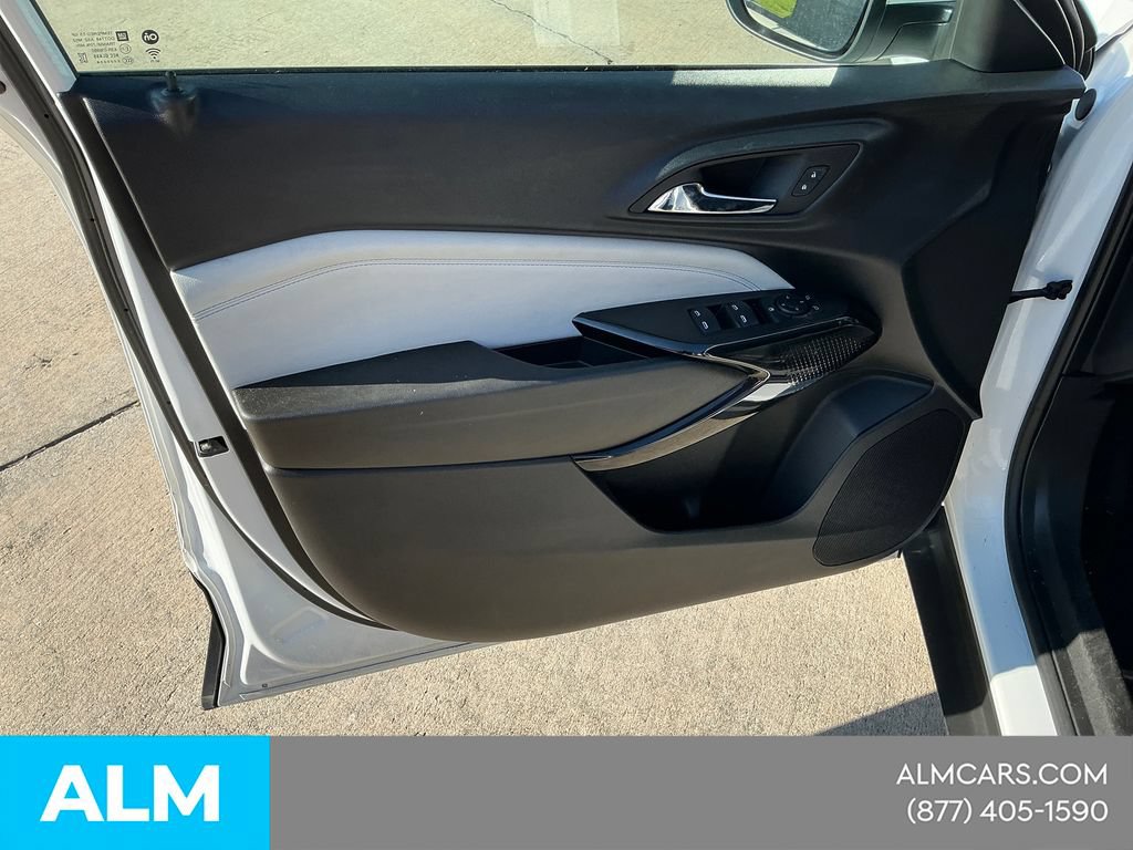 Used 2025 Chevrolet Trax LT FWD image 9