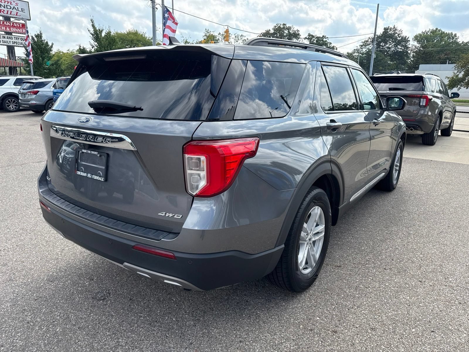Used 2021 Ford Explorer XLT w/ Equipment Group 202A AWD/4WD image 3