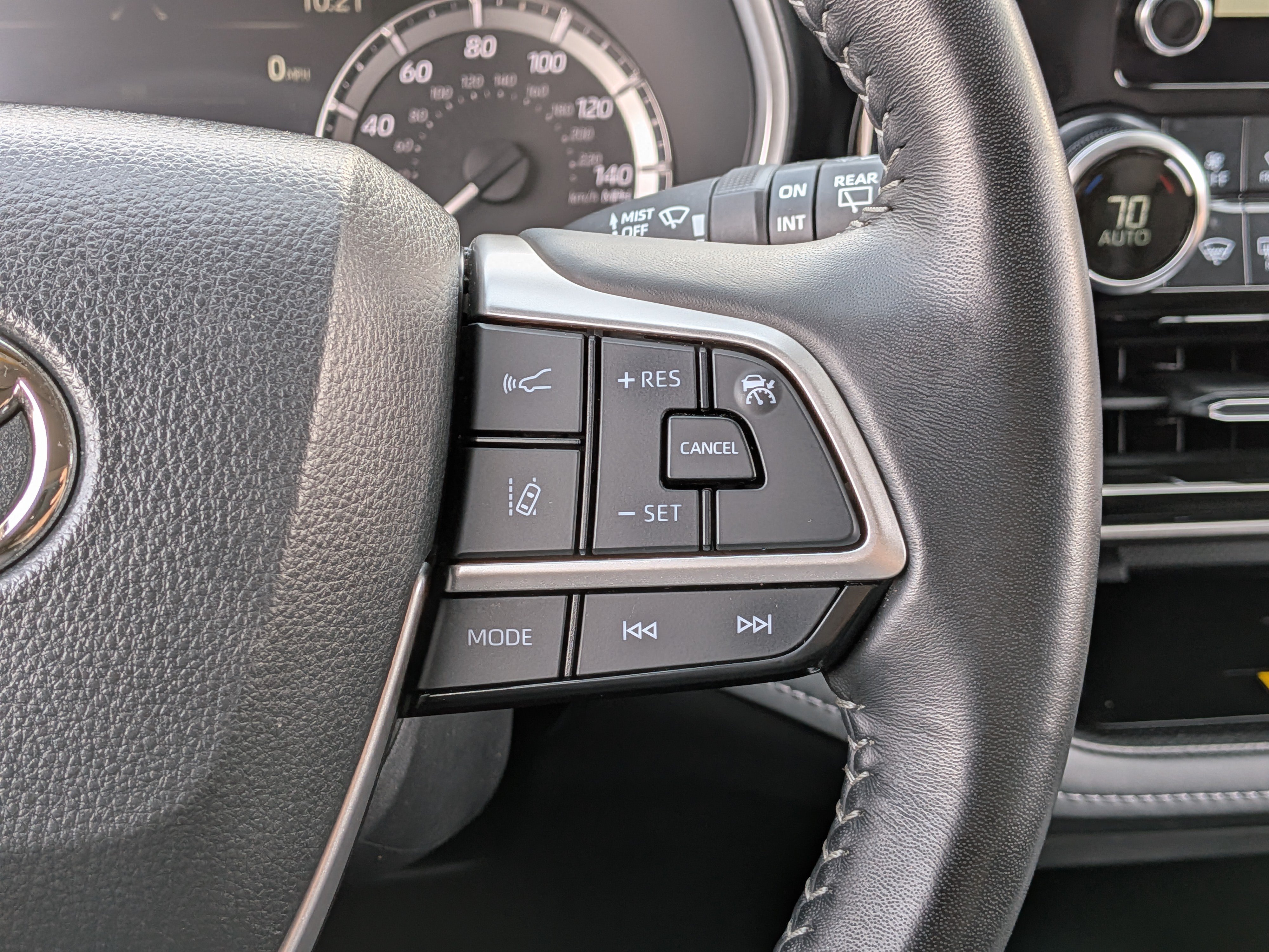 Used 2025 Toyota Highlander XLE AWD/4WD image 30