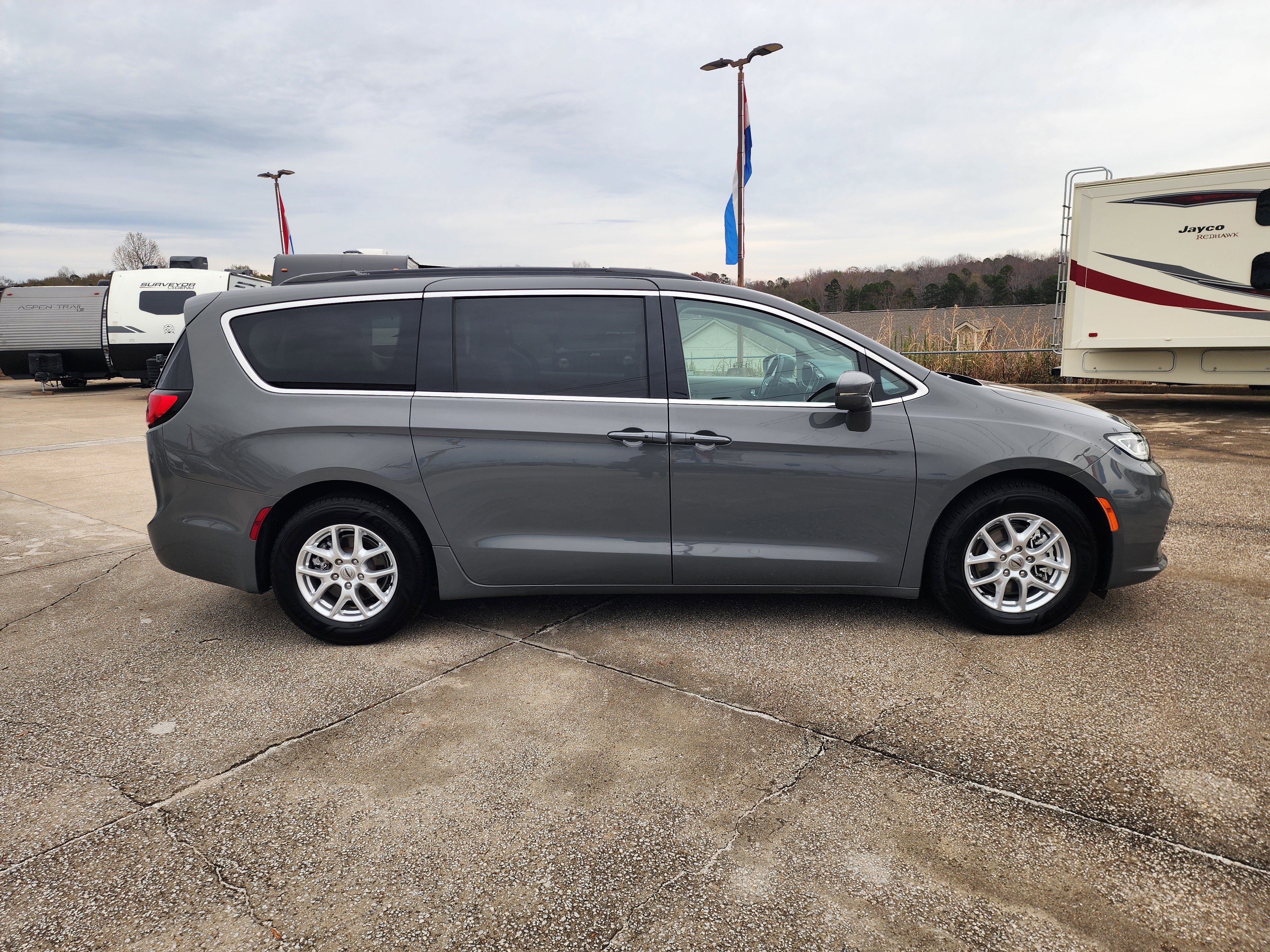 Used 2022 Chrysler Pacifica Touring-L image 3