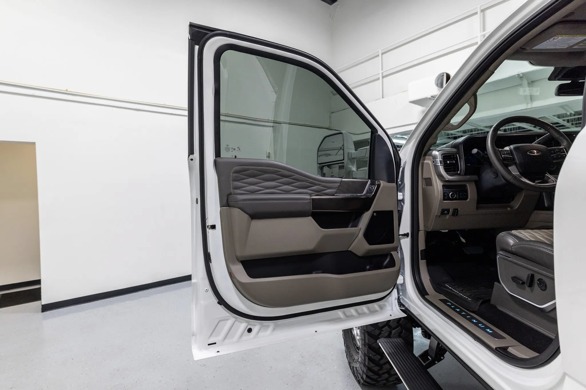 Used 2025 Ford F250 Platinum w/ Platinum Plus Package AWD/4WD image 44