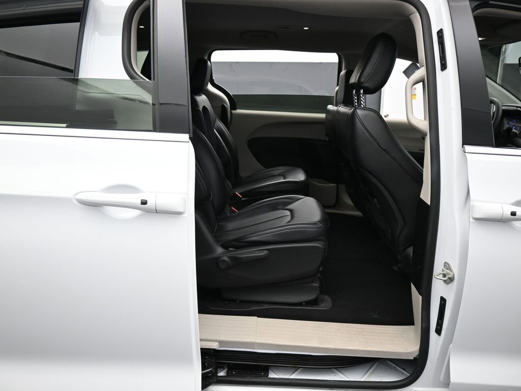 Used 2024 Chrysler Pacifica Select image 34