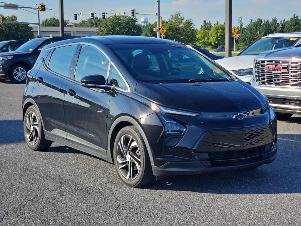 Used 2023 Chevrolet Bolt LT w/ Infotainment Package FWD image 1