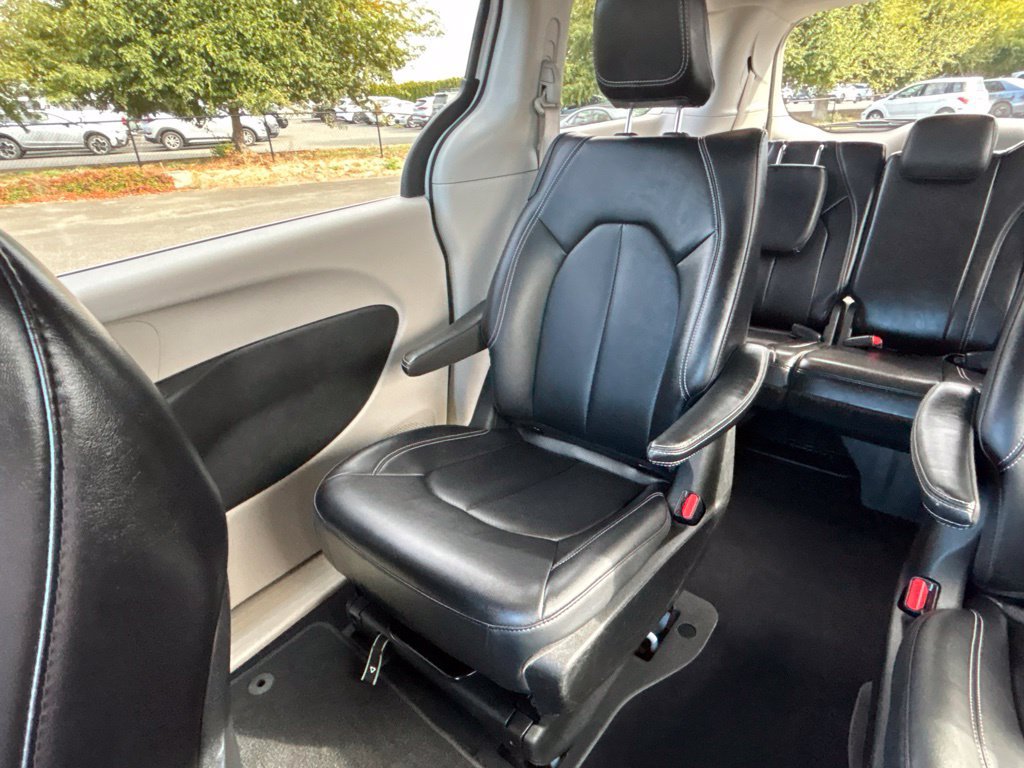 Used 2024 Chrysler Pacifica Limited FWD image 37