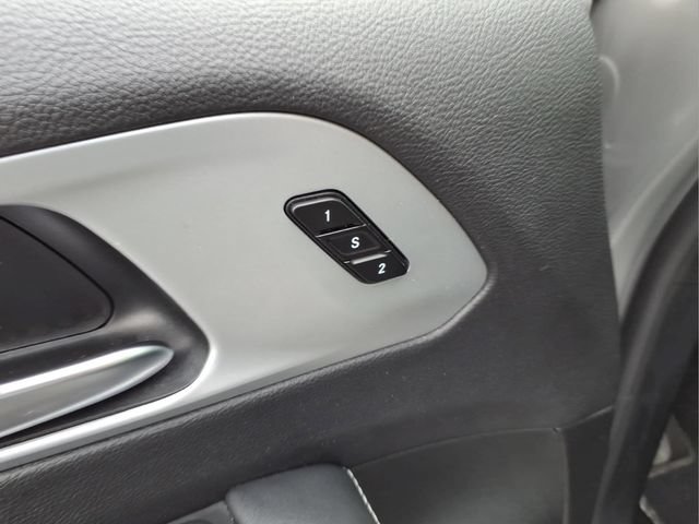 Used 2025 Chrysler Pacifica Limited FWD image 11