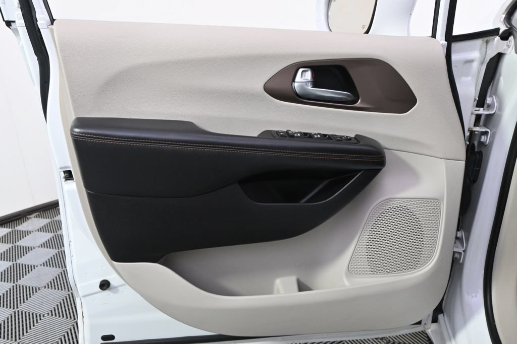 Used 2017 Chrysler Pacifica Touring-L Plus FWD image 23