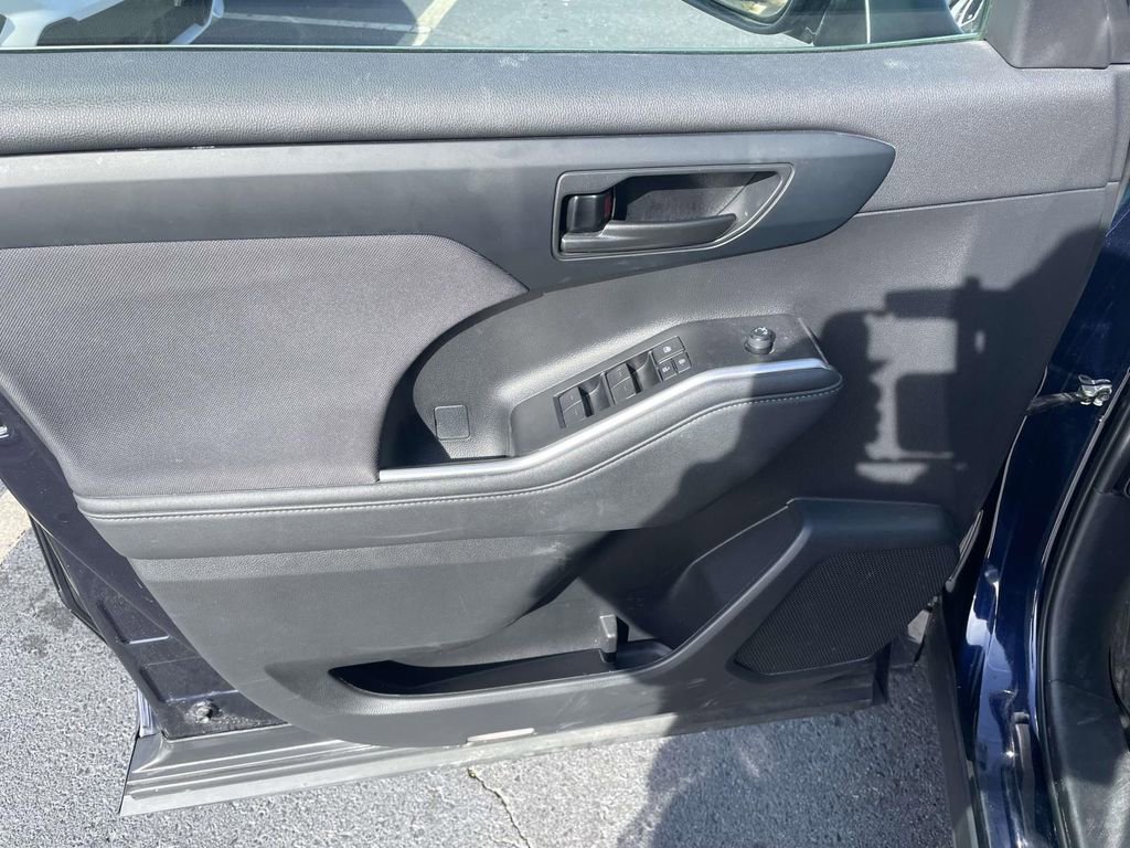 Used 2023 Toyota Highlander LE image 28