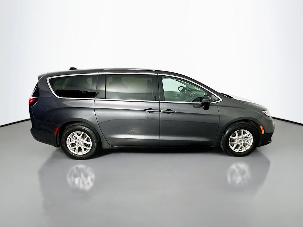 Used 2023 Chrysler Pacifica Touring-L FWD image 8