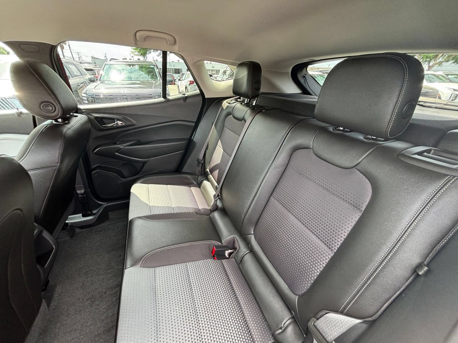 Used 2025 Chevrolet Trax LT w/ LT Convenience Package FWD image 45
