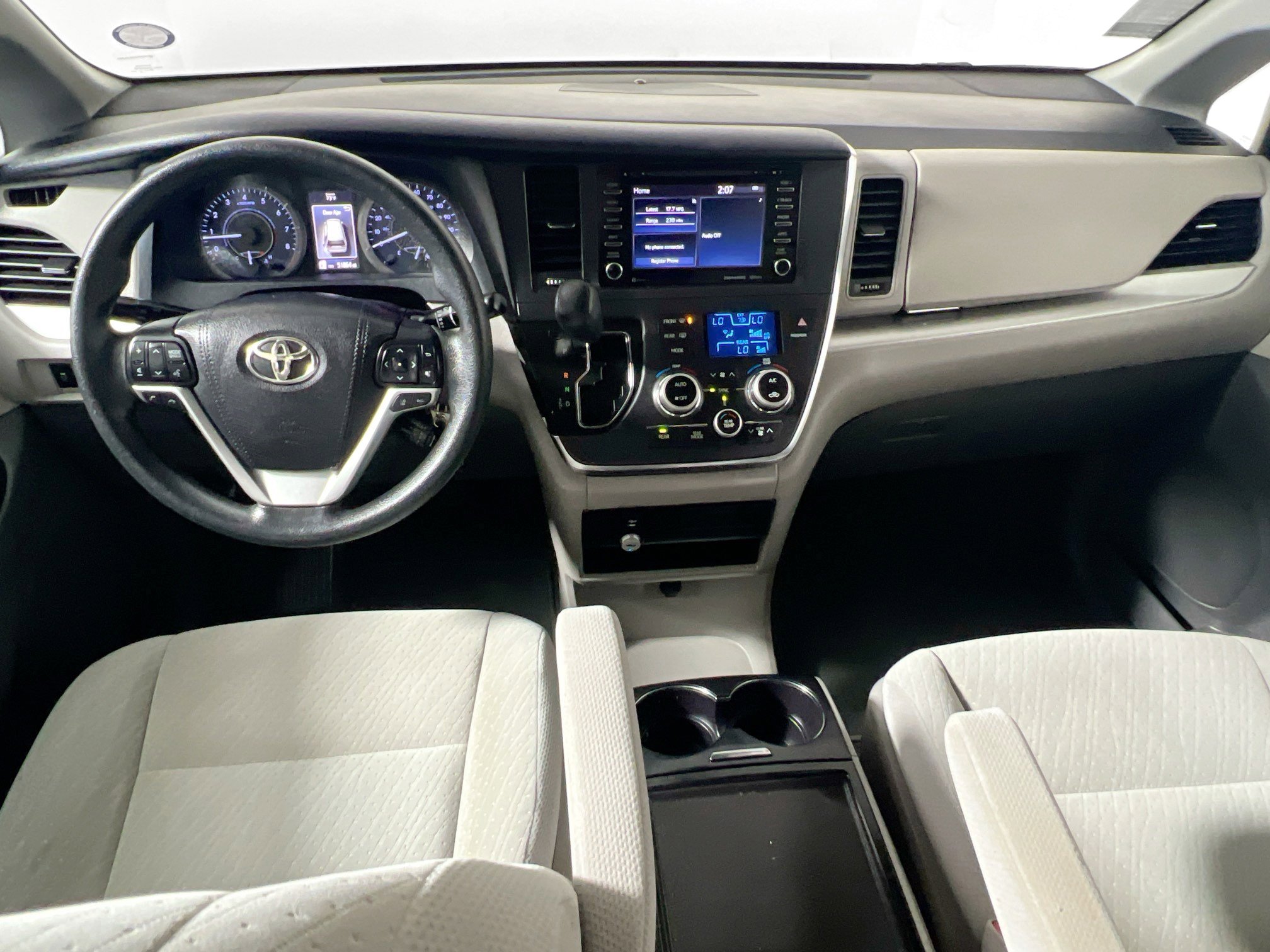 Used 2018 Toyota Sienna LE image 28
