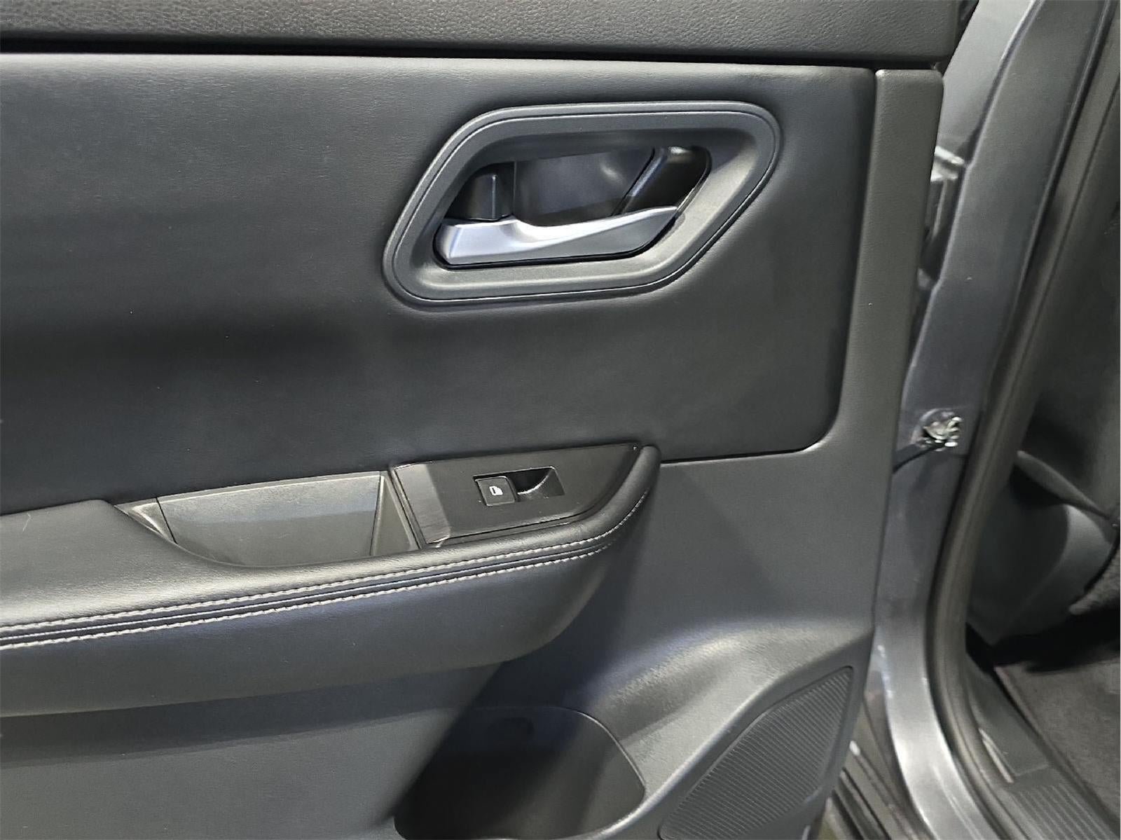 Used 2025 Nissan Rogue SV FWD image 21