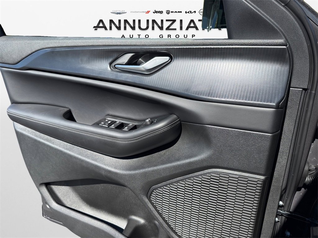 New 2025 Jeep Grand Cherokee Altitude image 28