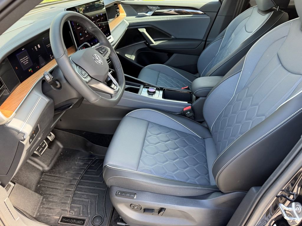 Used 2025 Volkswagen Tiguan SEL R-Line AWD/4WD image 3