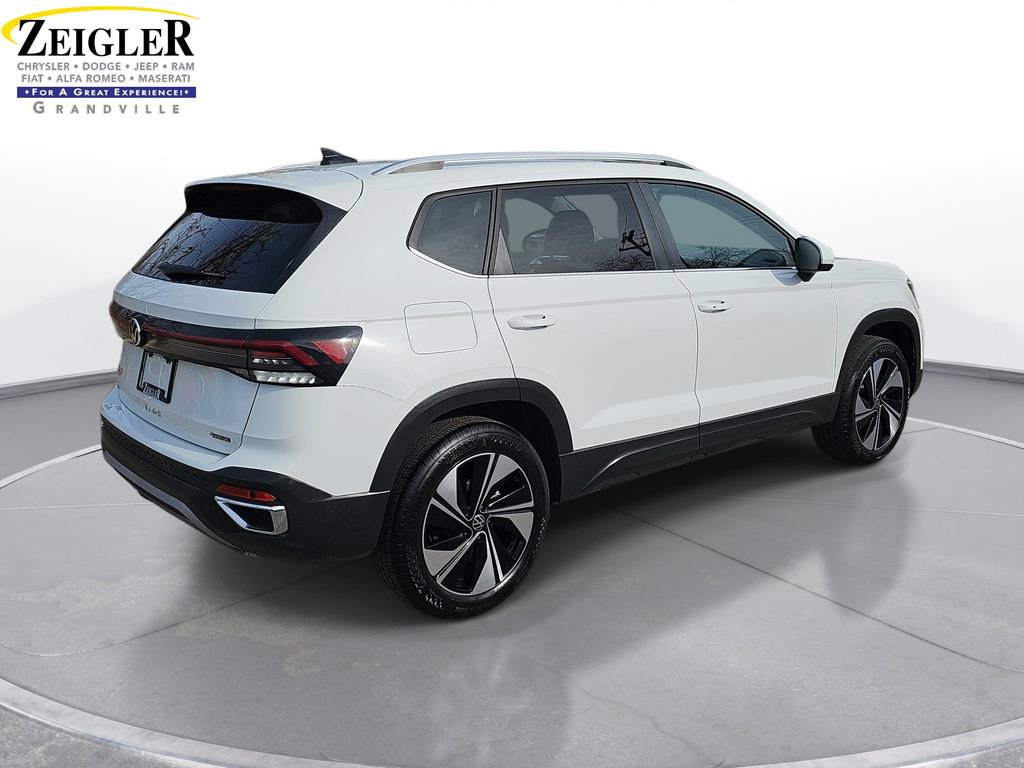 Used 2025 Volkswagen Taos SE AWD/4WD image 5