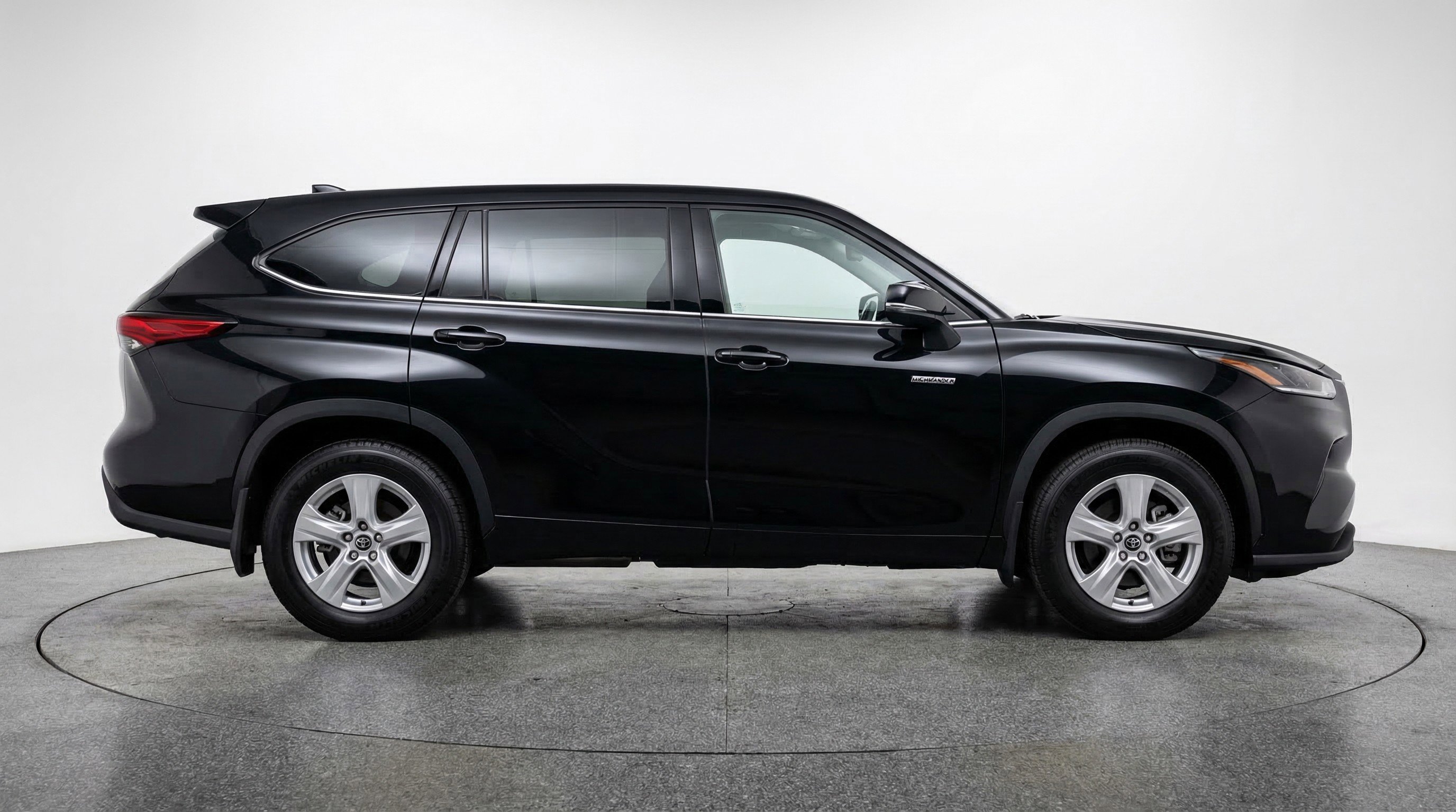 Used 2025 Toyota Highlander LE image 11