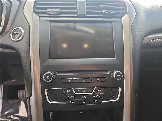 Used 2017 Ford Fusion SE w/ Fusion SE Technology Package image 12