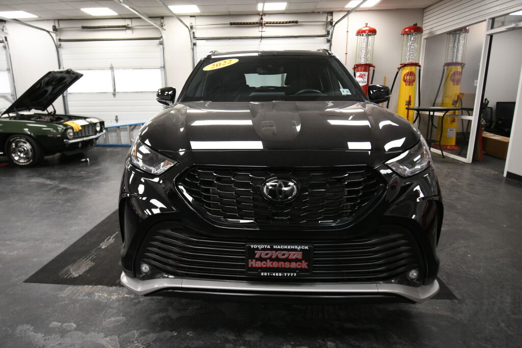 Used 2022 Toyota Highlander XSE image 2