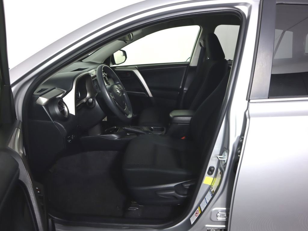 Used 2018 Toyota RAV4 LE AWD/4WD image 9