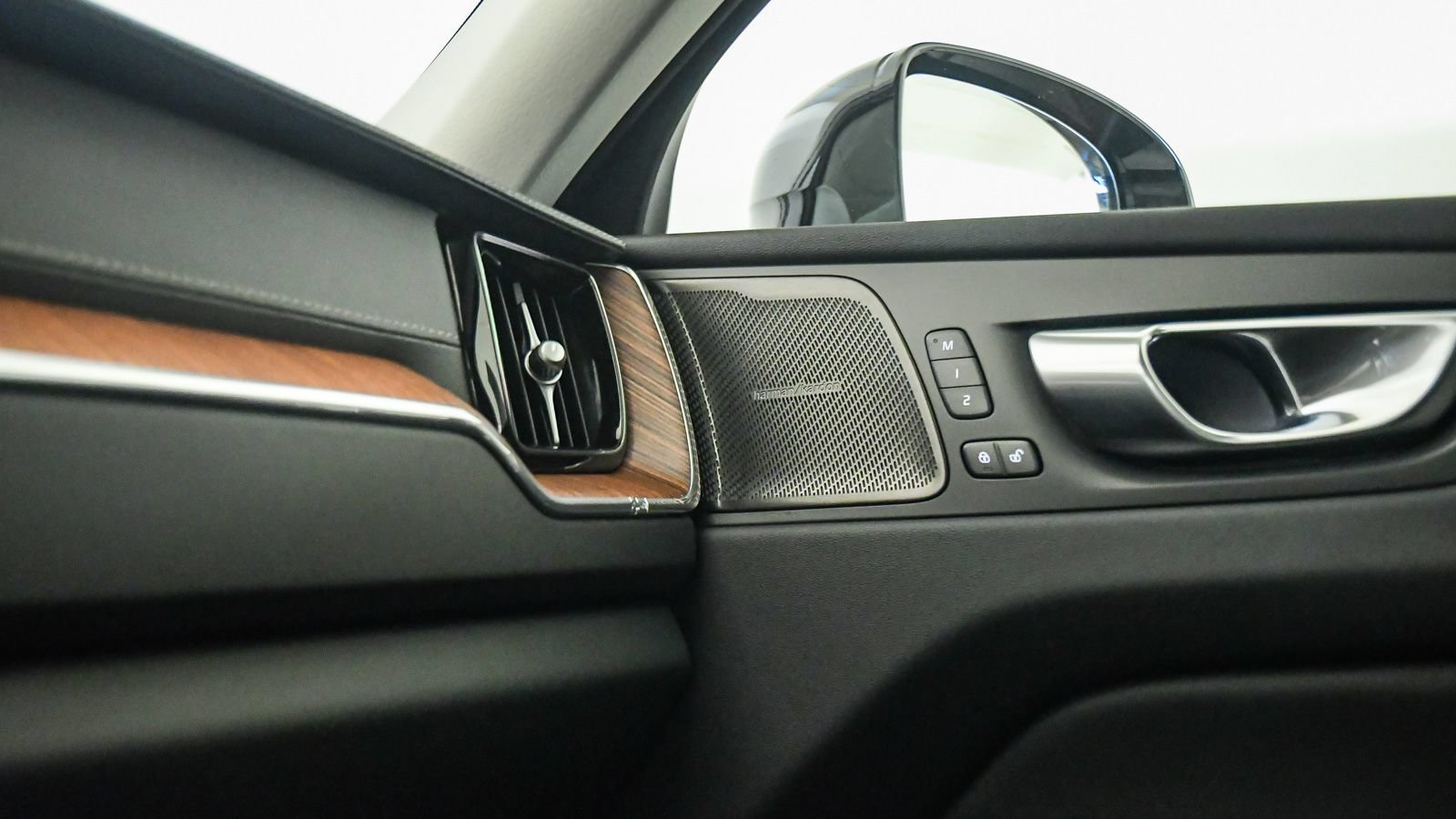 Certified 2023 Volvo XC60 B5 Ultimate w/ Climate Package FWD image 24