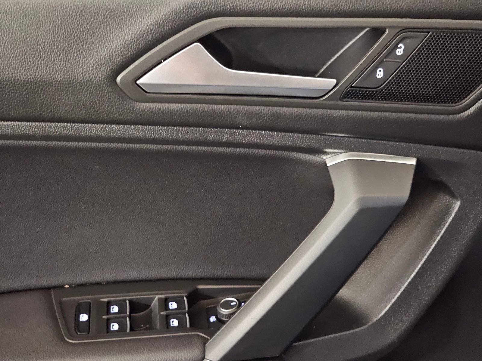 Used 2019 Volkswagen Tiguan SE w/ Panoramic Sunroof Package AWD/4WD image 18