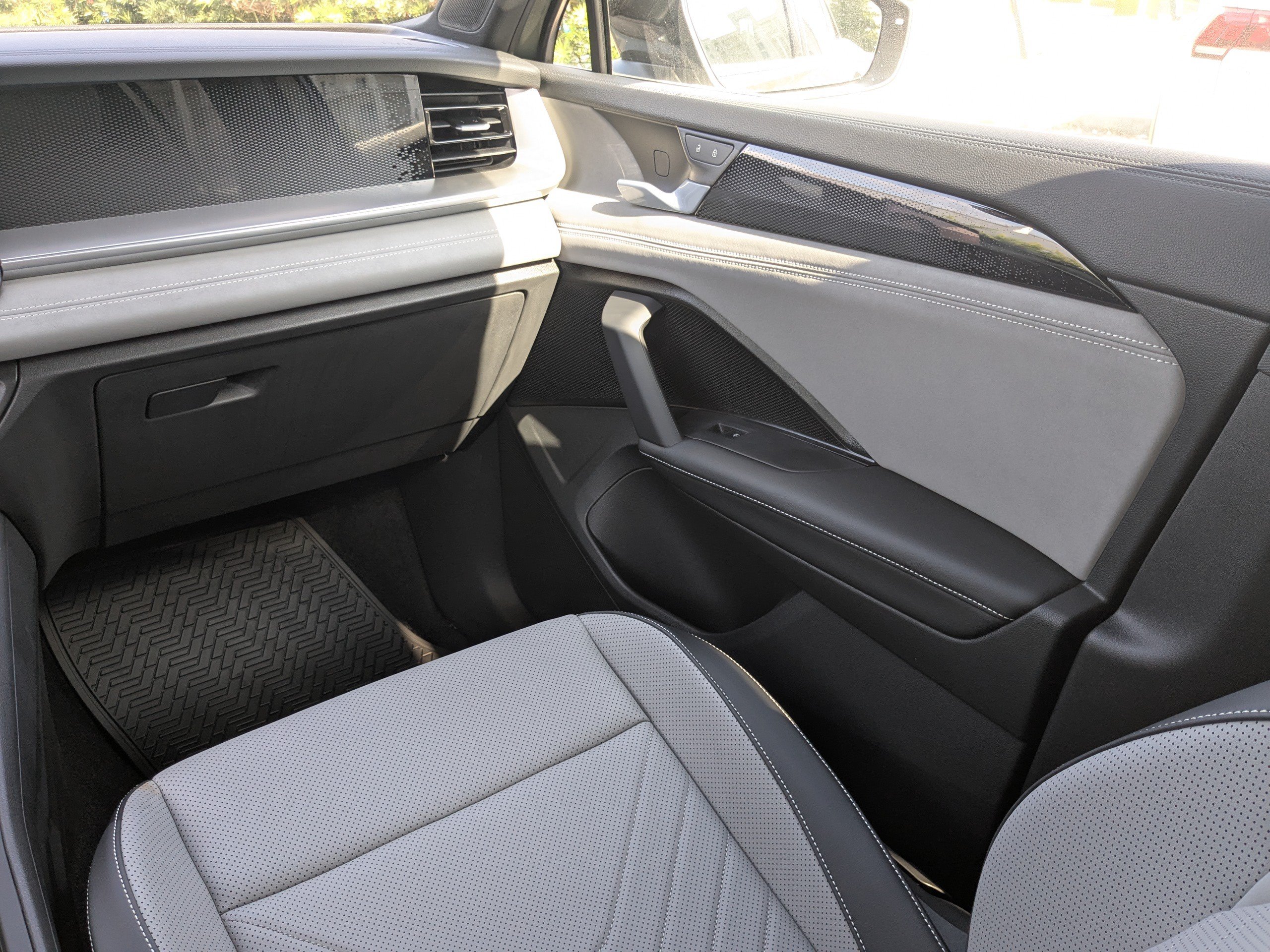 New 2026 Volkswagen Tiguan SE R-Line FWD image 17