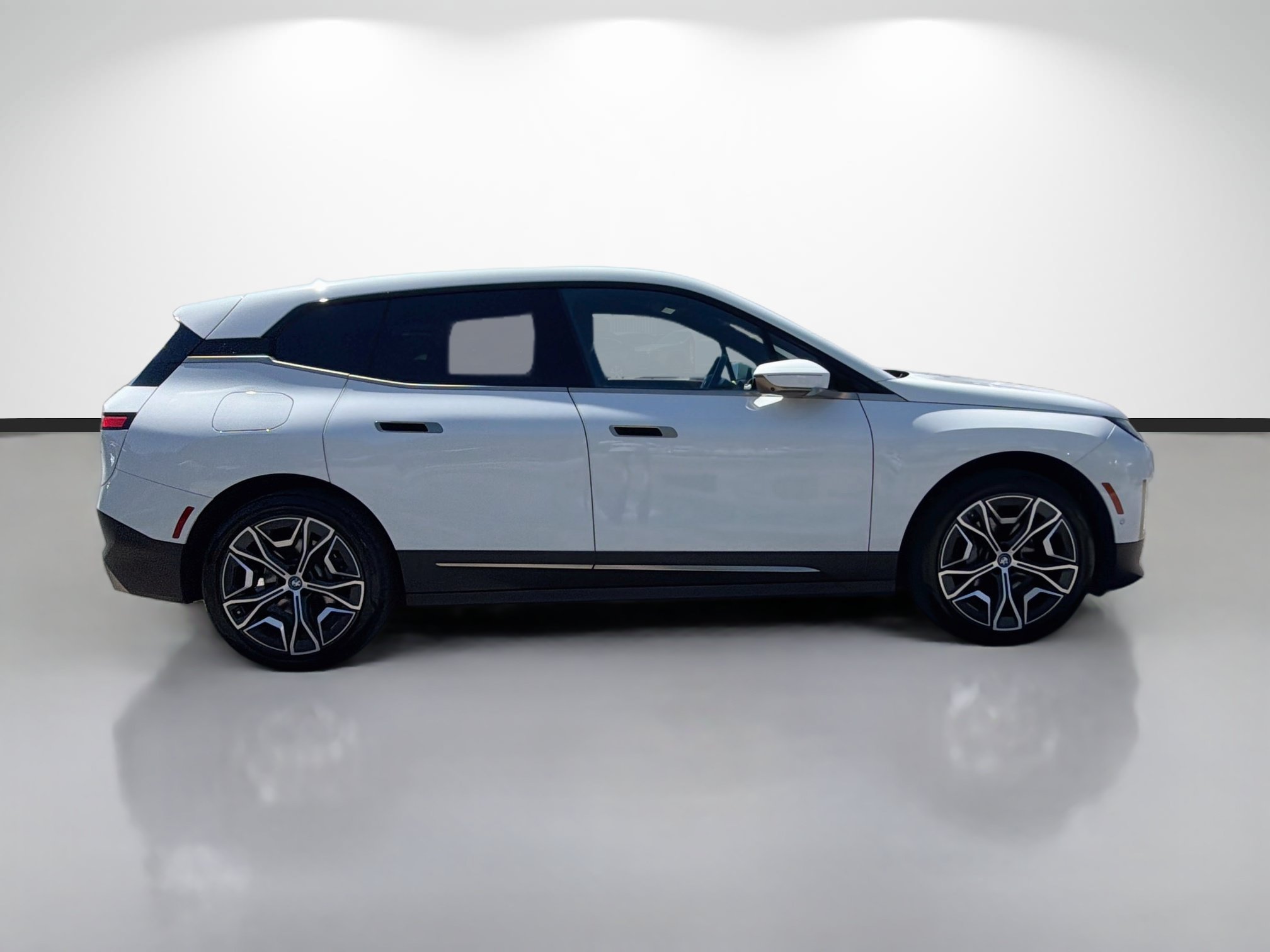 Used 2024 BMW iX xDrive50 w/ Premium Package AWD/4WD image 2
