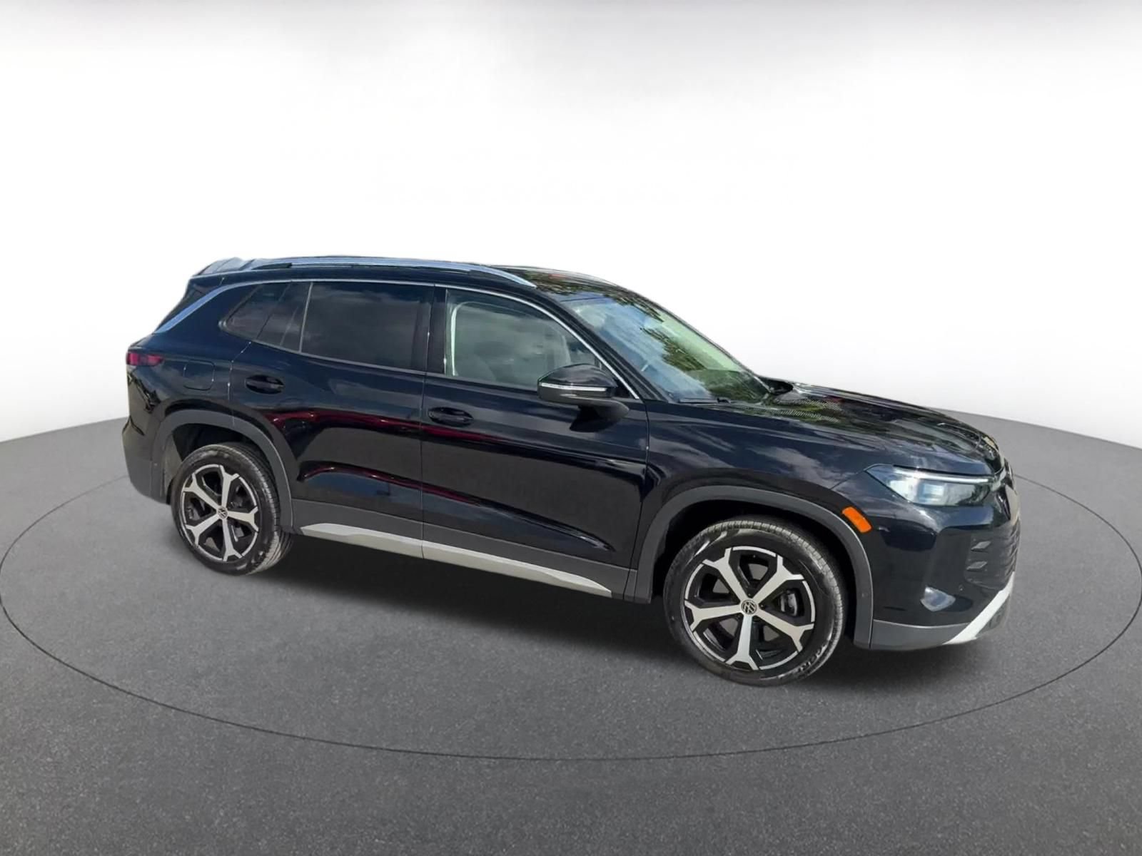 Used 2026 Volkswagen Tiguan SE AWD/4WD image 2