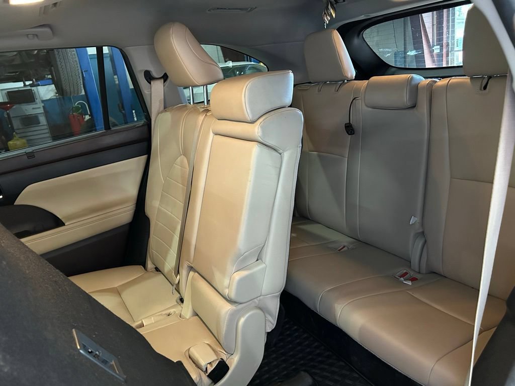 Used 2022 Toyota Highlander XLE AWD/4WD image 35