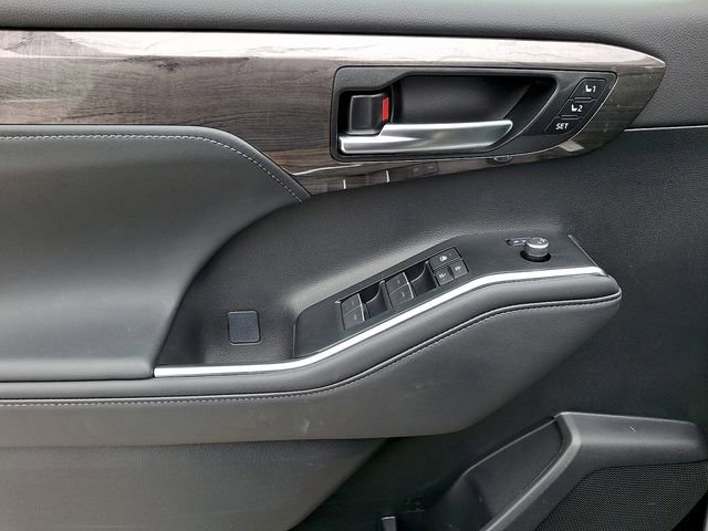 Used 2025 Toyota Highlander Platinum image 12