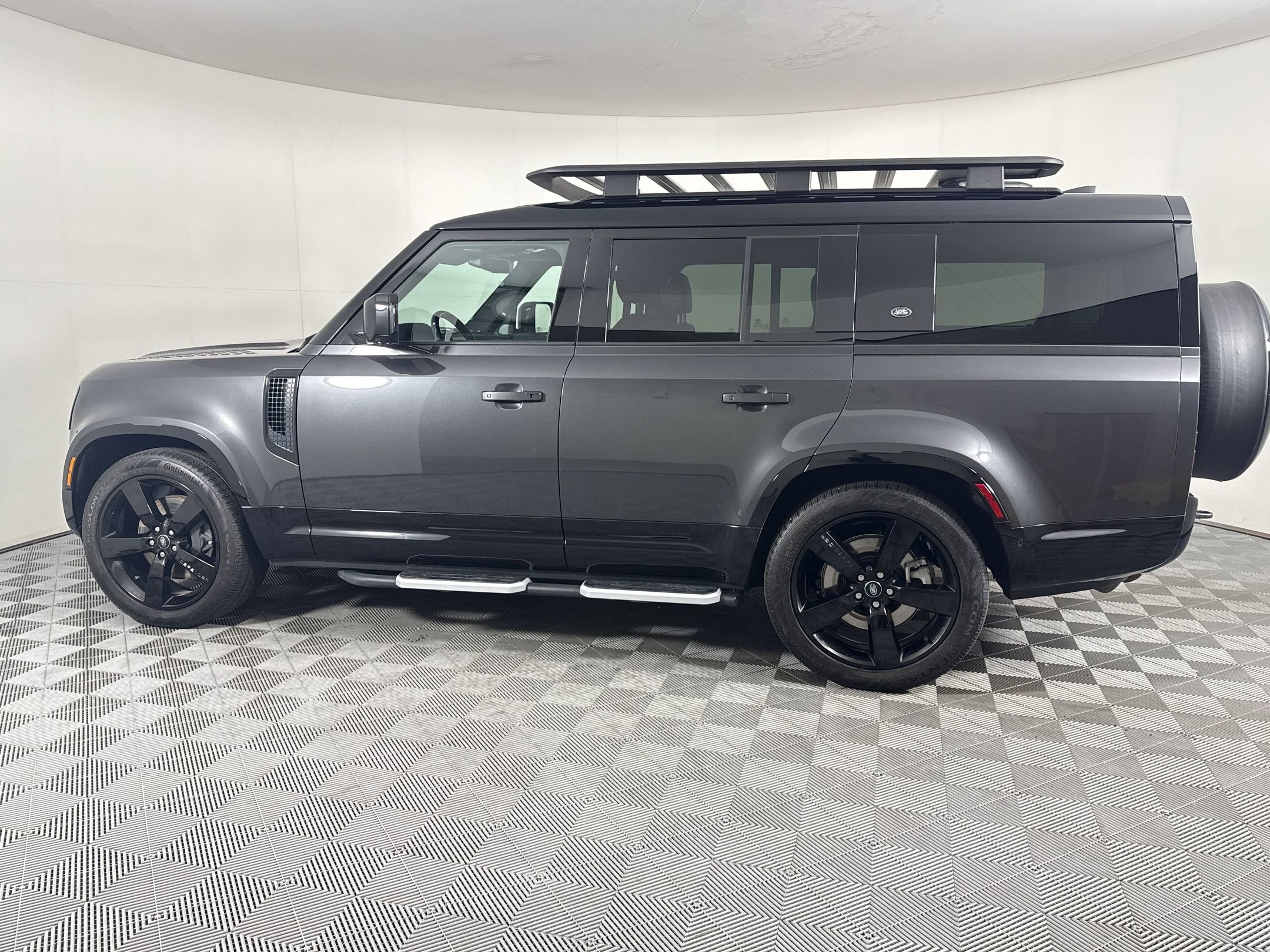 Used 2023 Land Rover Defender 130 X-Dynamic SE image 2