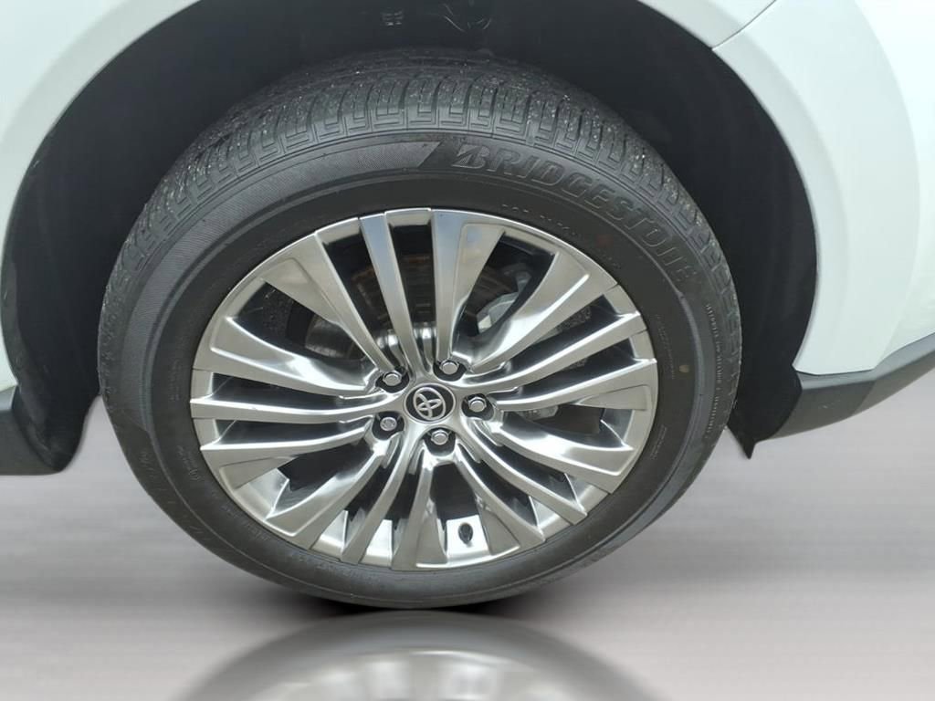 Used 2024 Toyota Venza XLE image 9