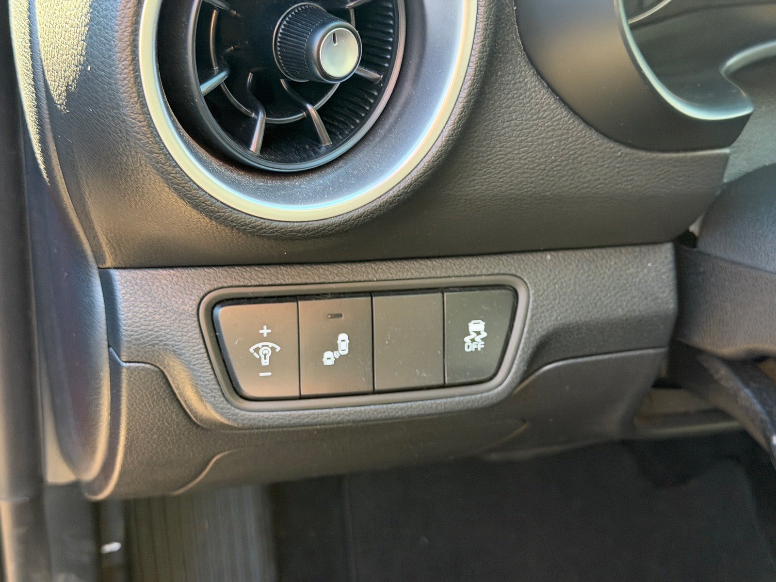 Certified 2024 Kia Forte LXS w/ LXS Technology Package FWD image 9