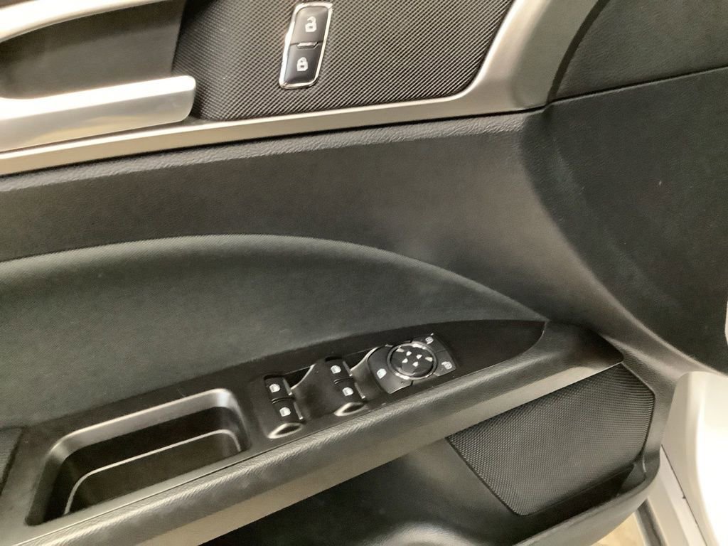 Used 2017 Ford Fusion SE w/ Fusion SE Technology Package FWD image 19