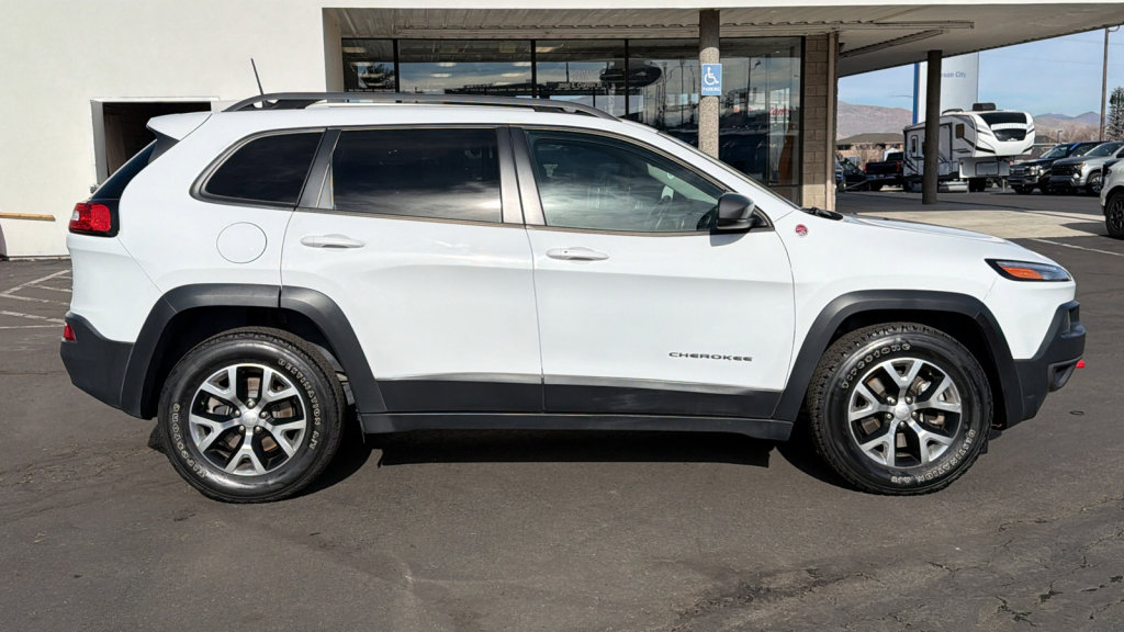 Used 2017 Jeep Cherokee Trailhawk image 2