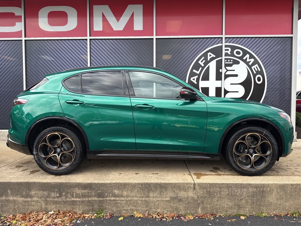 New 2025 Alfa Romeo Stelvio Sprint image 2