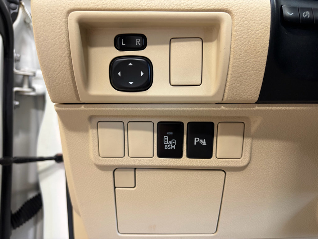 Used 2013 Lexus ES 300h w/ Luxury Pkg FWD image 15