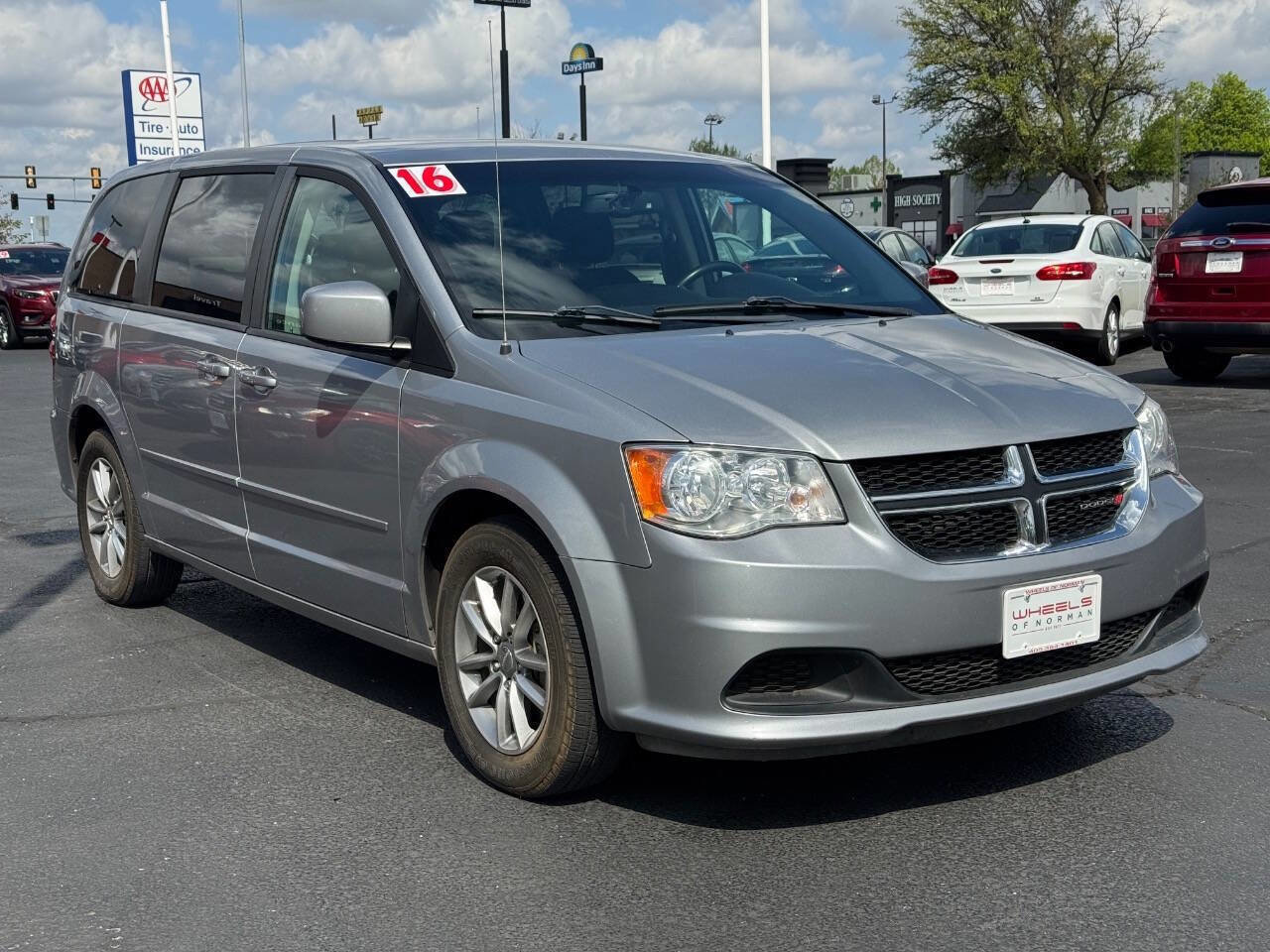Used 2016 Dodge Grand Caravan SE image 3