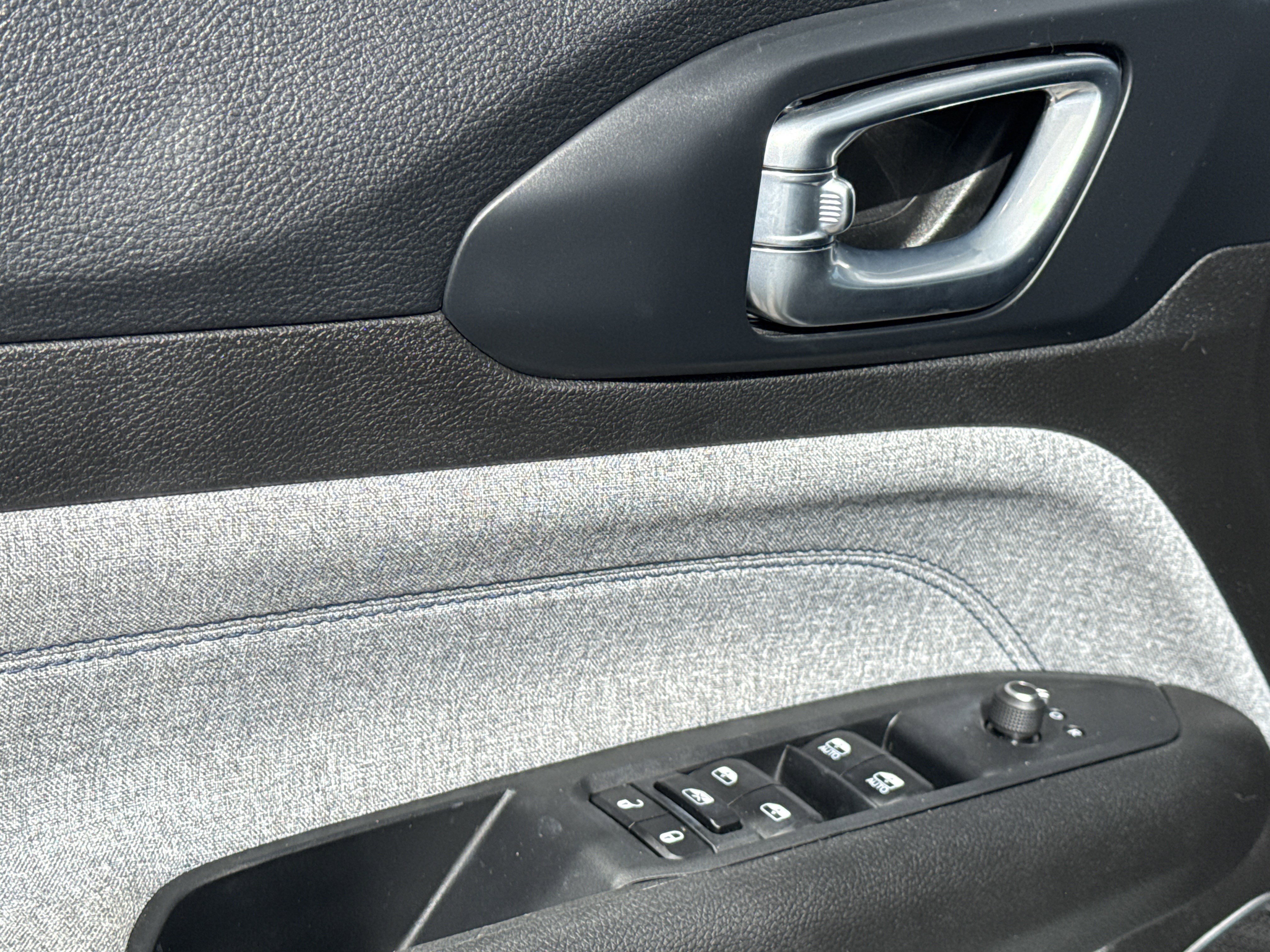 Used 2025 Jeep Compass Latitude image 14